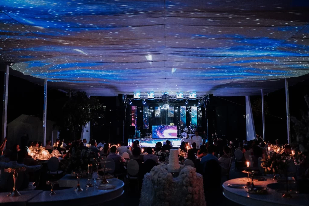 Evento con tarima e iluminación