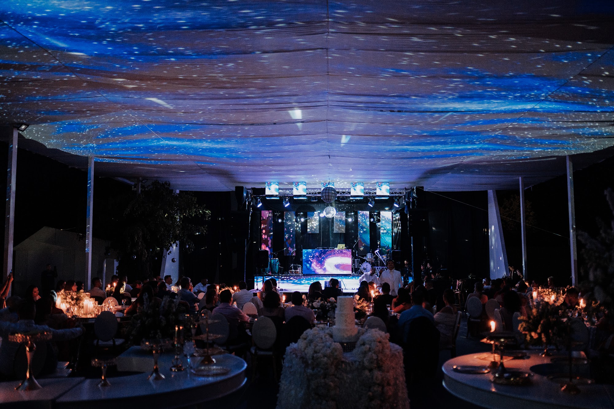 Evento con tarima e iluminación