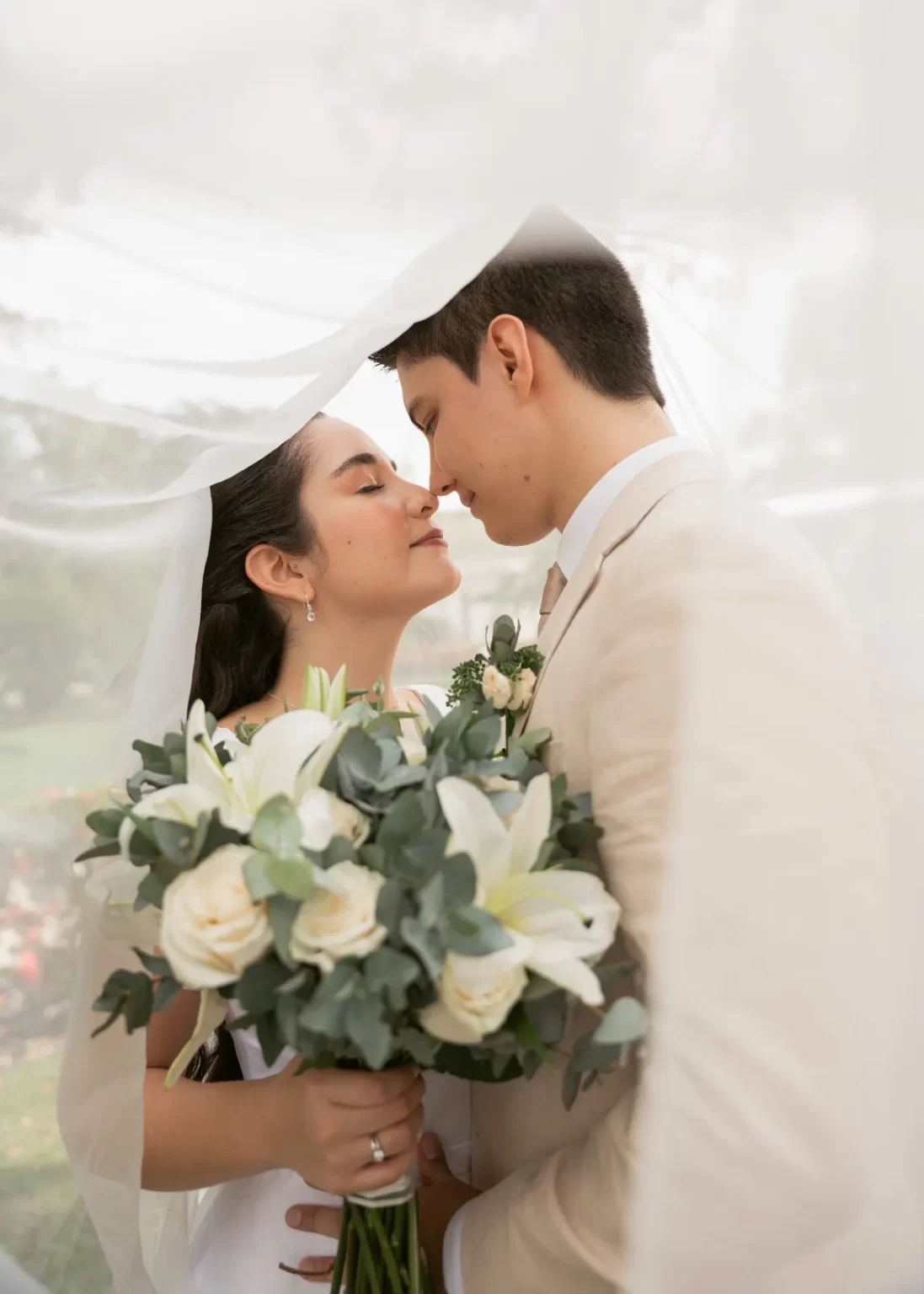 Novios con ramo de lirios blancos