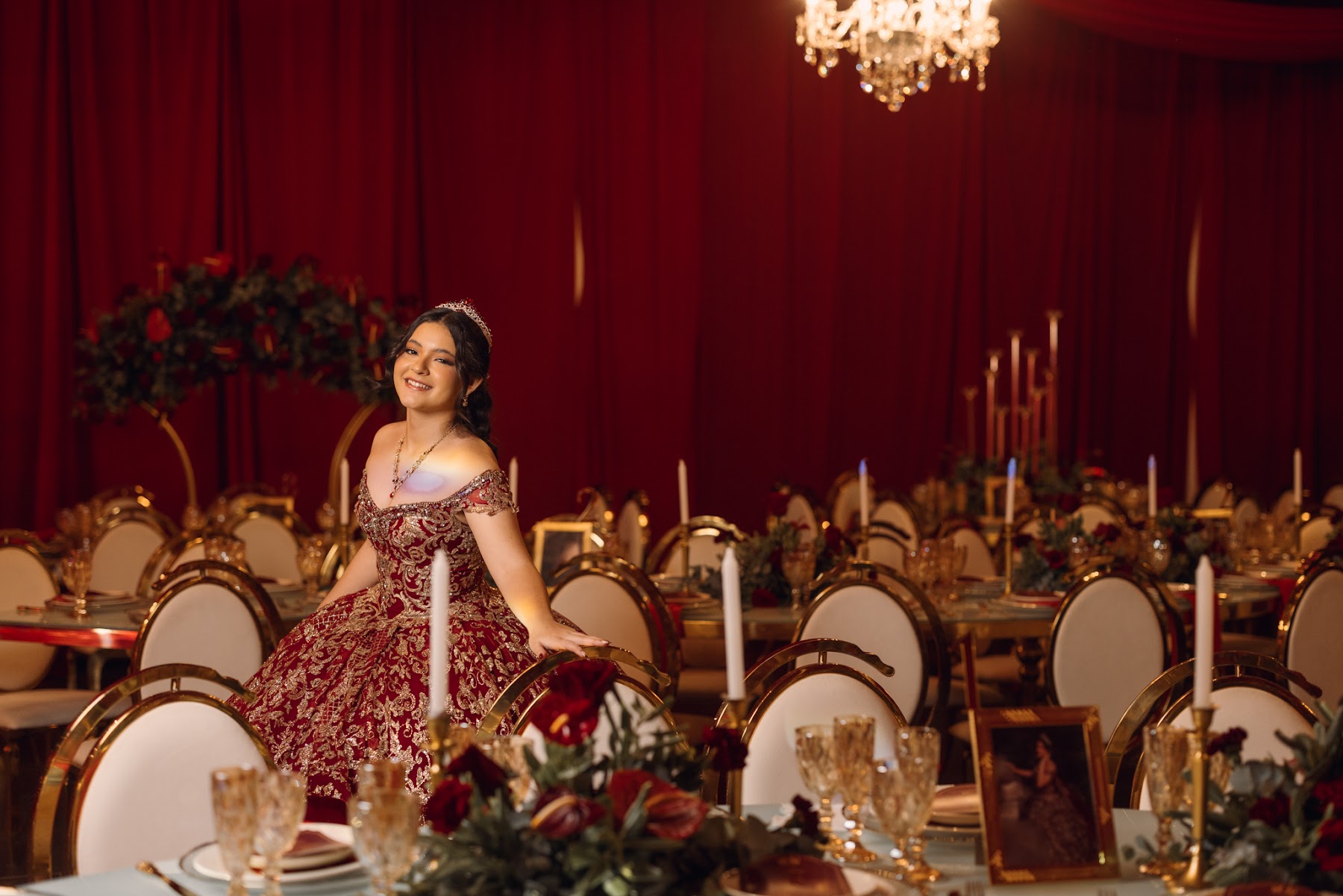 Quinceañera con vestido rojo y dorado en el salón de Inti Raimi, Cali