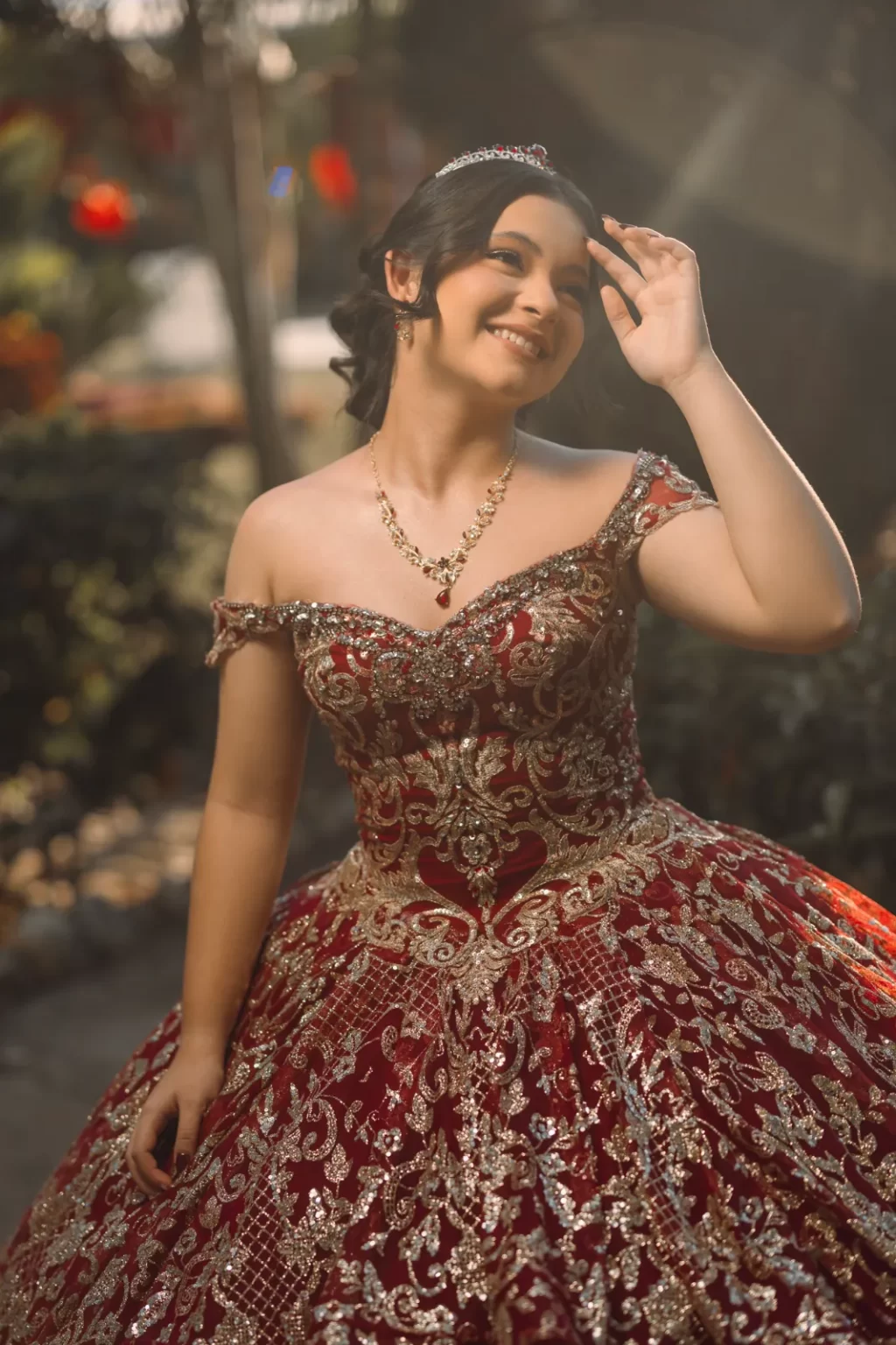 Quinceañera con vestido rojo y dorado en los jardines de Inti Raimi, Cali