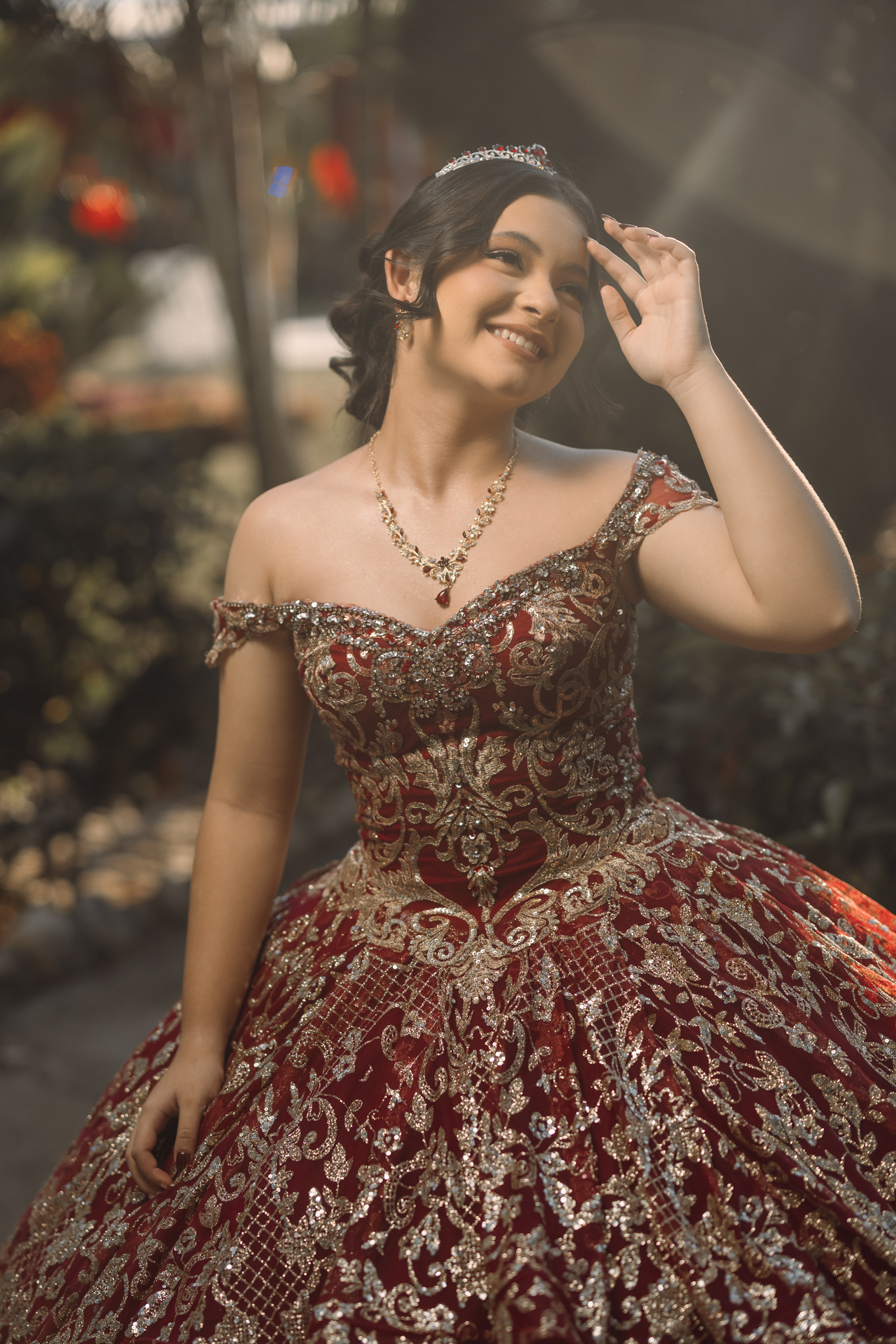 Quinceañera con vestido rojo y dorado en los jardines de Inti Raimi, Cali