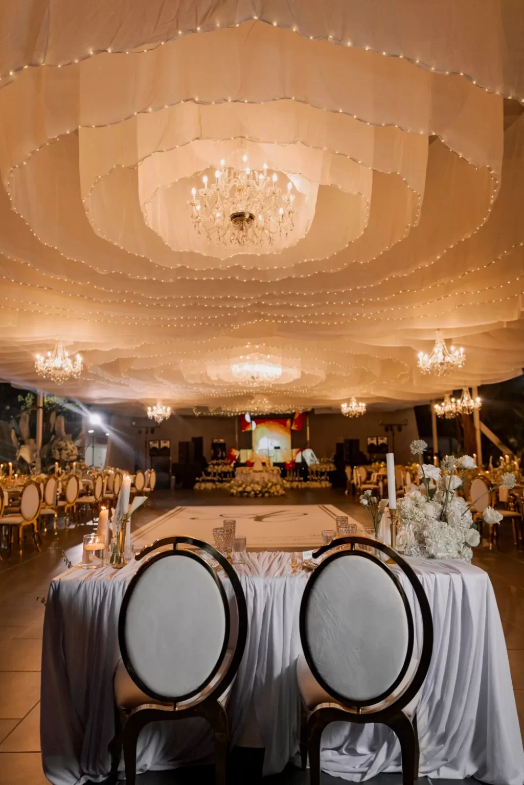 Salón Premium con velos en el techo y candelabros