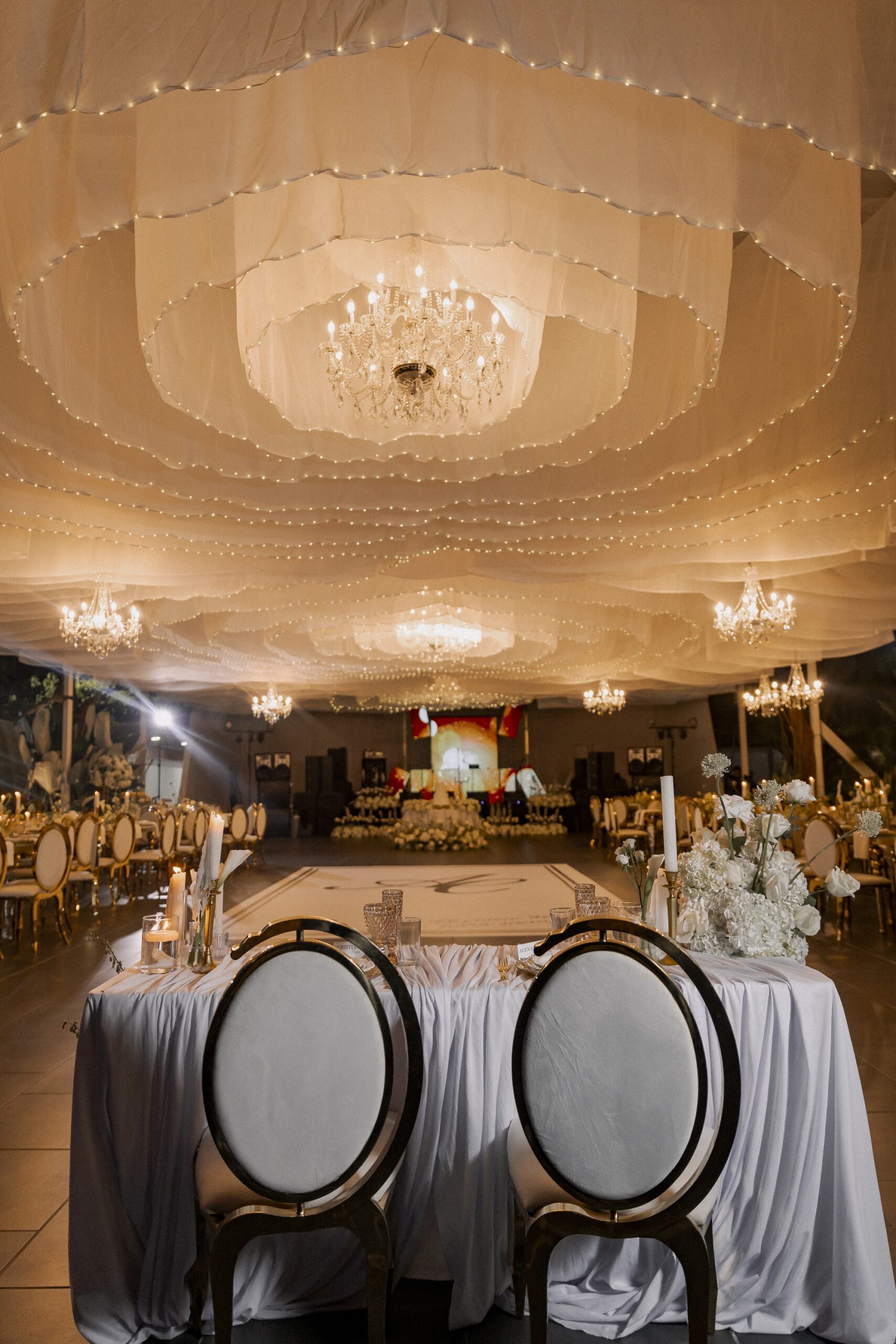 Salón Premium con velos en el techo y candelabros
